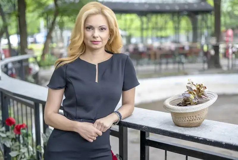 БНТ излъга Аделина Радева! ( Примамиха я уж да стане шефка, а я сложиха по заместване в „По света и у нас“)