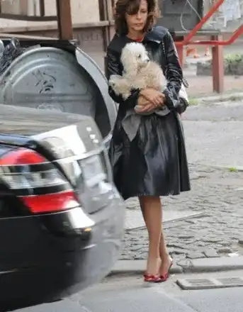 Цветелина Бориславова мацка и на 62 години (Топ банкерката впечатлява със стройно като на манекенка тяло)