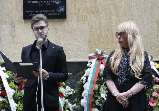 Държат Муки да не падне от вълнение