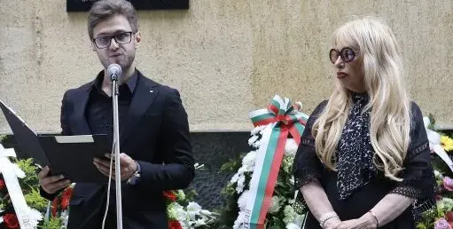Държат Муки да не падне от вълнение