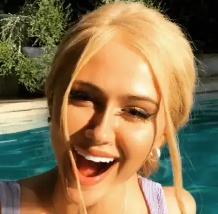 Дъщерята на Борат силно привързана към истинските си родители