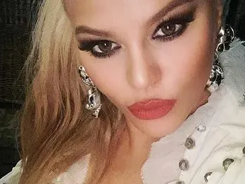 Деси Слава си забрави сутиена