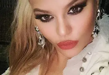 Деси Слава си забрави сутиена