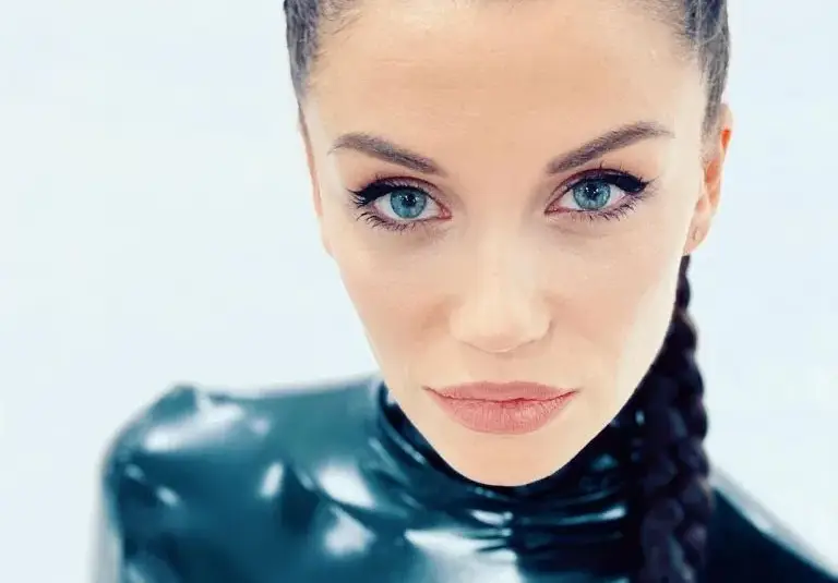 Диляна Попова нажежи страстите като Жената-котка