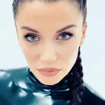 Диляна Попова нажежи страстите като Жената-котка