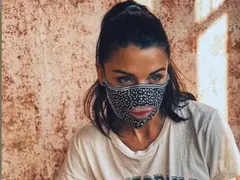 Диляна Попова с маска от коприна