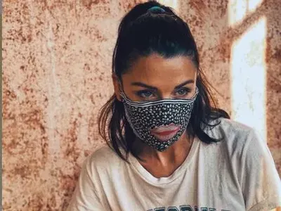 Диляна Попова с маска от коприна