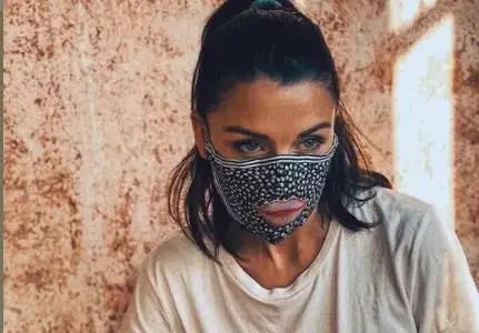 Диляна Попова с маска от коприна