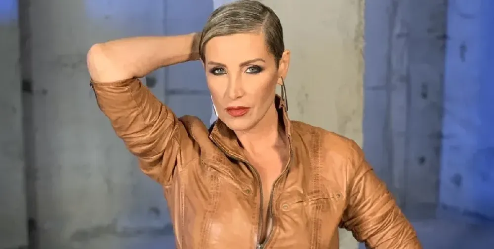 Джина Стоева раздава храна на хора в нужда