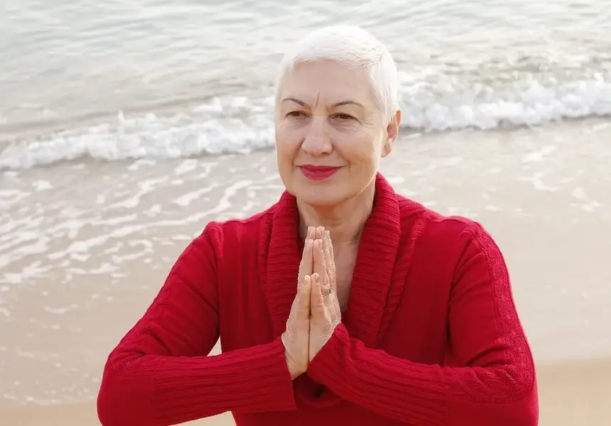 Доктор Емилова се пусна по бански на 77