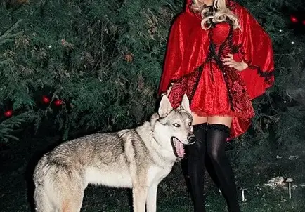 Емилия като секси Червена шапчица