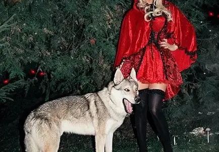 Емилия като секси Червена шапчица