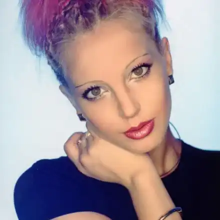 Емилия милее за тънките си вежди