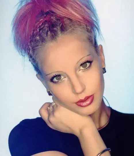 Емилия милее за тънките си вежди