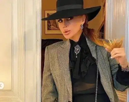 Есил Дюран отвори широко крака и превъртя нета! (ГОРЕЩО ФОТО ПО-ДОЛУ)