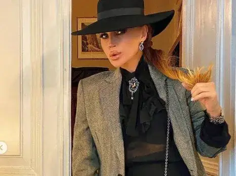 Есил Дюран отвори широко крака и превъртя нета! (ГОРЕЩО ФОТО ПО-ДОЛУ)