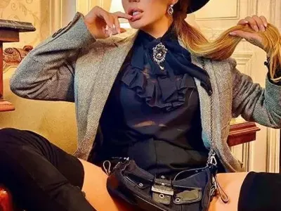 Есил Дюран отвори широко крака и превъртя нета! (ГОРЕЩО ФОТО ПО-ДОЛУ)