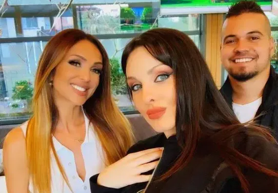 Глория и гаджето на Симона най-сетне се помириха! Певицата прие избора на щерка си