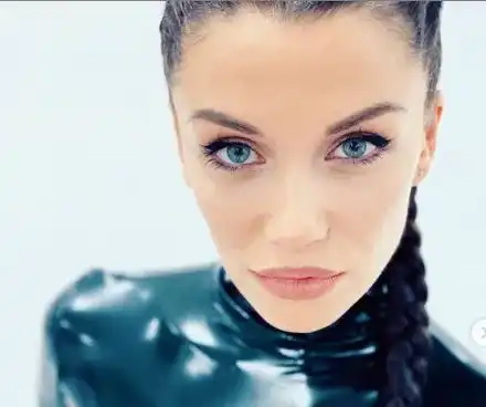 ГОРЕЩО! Диляна Попова окована по ГАЩИ! (ФОТО ТУК)