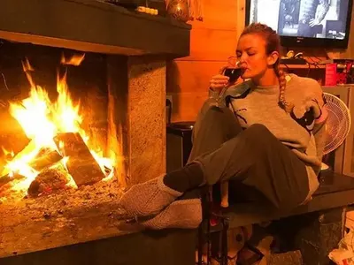 Яна на Петко пие вино по терлици