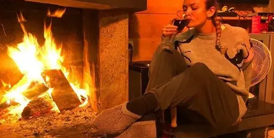 Яна на Петко пие вино по терлици