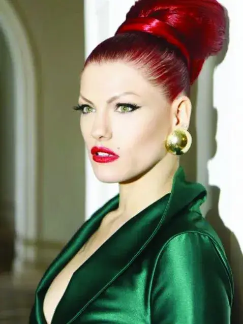 Жана Бергендорф се сгоди, сменя името