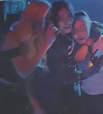 Карантина ли? Лидия върти гьобеци в ямболска чалготека насред пандемията