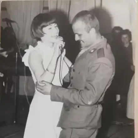 Лили Иванова танцува с войници в „Триъгълника на смъртта“ (Уникални кадри)