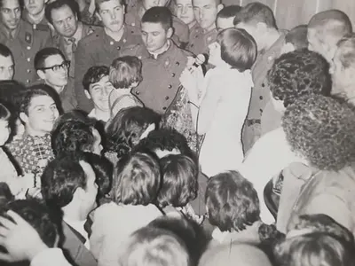 Лили Иванова танцува с войници в „Триъгълника на смъртта“ (Уникални кадри)
