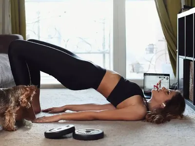 Михаела Филева поддържа форма с домашна аеробика