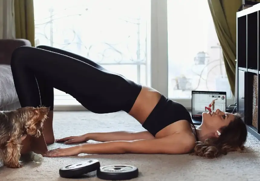 Михаела Филева поддържа форма с домашна аеробика