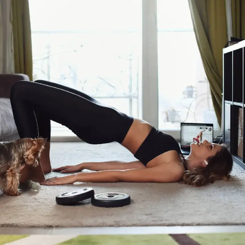 Михаела Филева поддържа форма с домашна аеробика