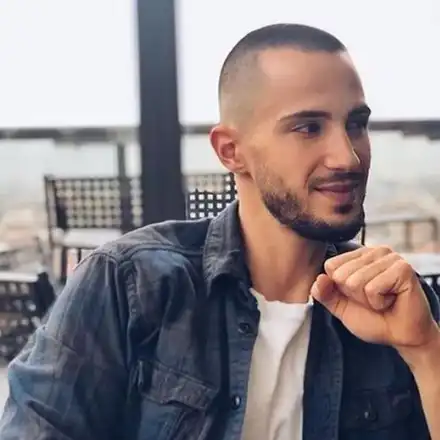 Напук на кризата: Наум Шопов се фука с нова кола