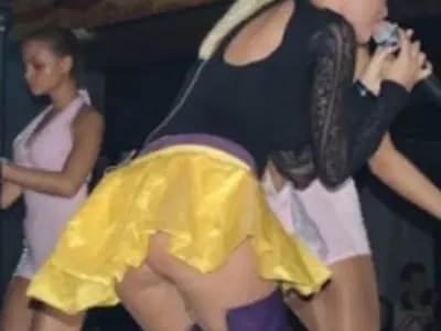 Певици показват бельо, зърна и срамотии на сцената! Рекордьор е Камелия (Снимки за възрастни)