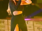 Певици показват бельо, зърна и срамотии на сцената! Рекордьор е Камелия (Снимки за възрастни)