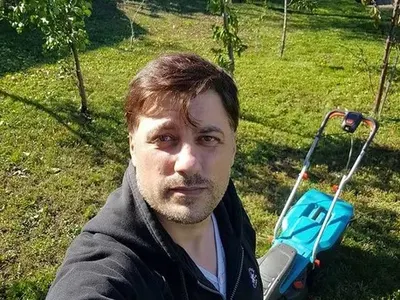 Позавехналият и подпухнал Владо Карамазов  боядисва косата си