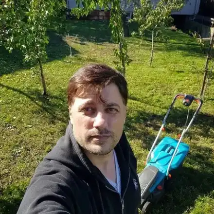 Позавехналият и подпухнал Владо Карамазов  боядисва косата си