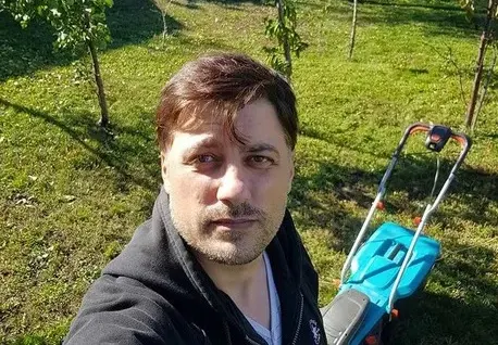 Позавехналият и подпухнал Владо Карамазов  боядисва косата си