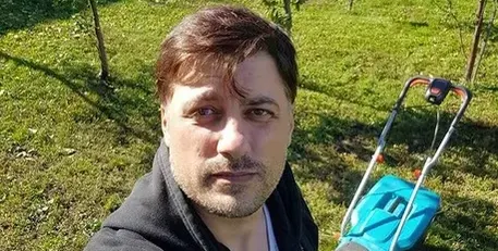 Позавехналият и подпухнал Владо Карамазов  боядисва косата си