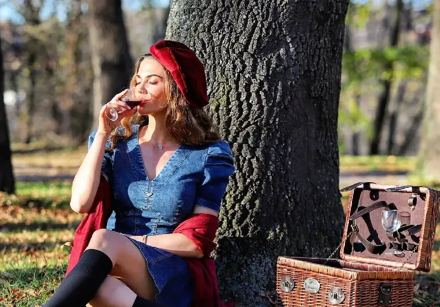 Райна пие вино в парка