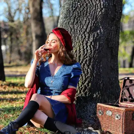 Райна пие вино в парка