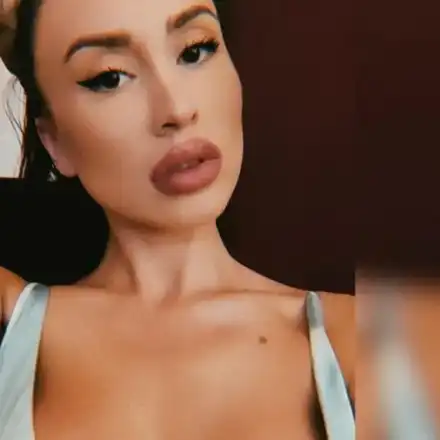 Санта Китана не търпи дрехи