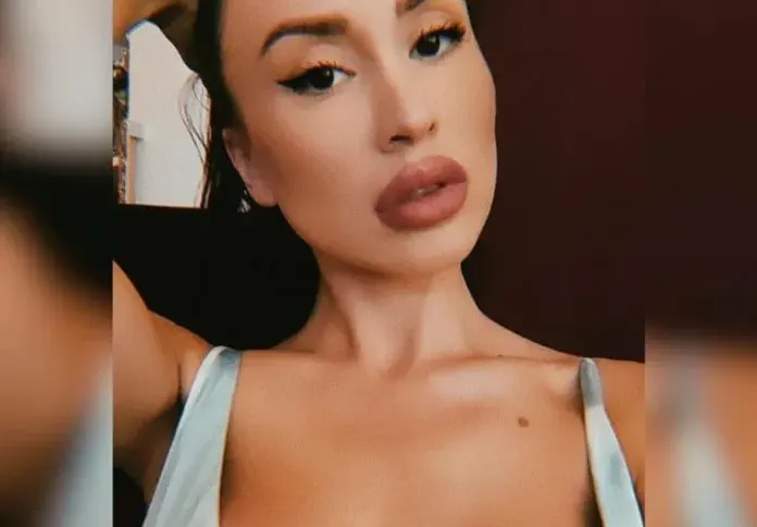 Санта Китана не търпи дрехи