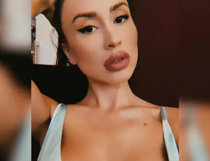 Санта Китана не търпи дрехи