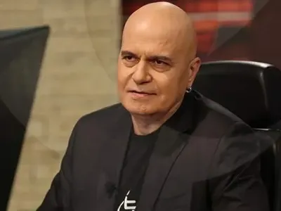 Слави Трифонов вече украси елхата (Дългия няма търпение за празниците)