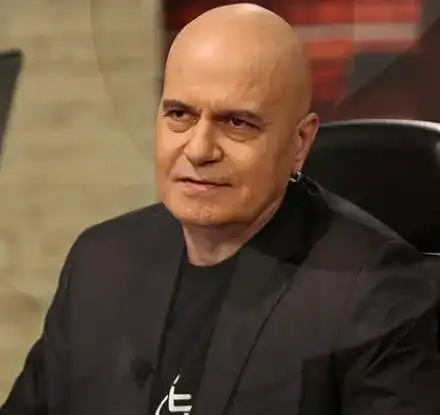 Слави Трифонов вече украси елхата (Дългия няма търпение за празниците)