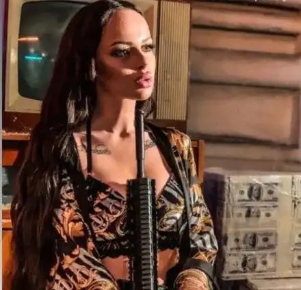 След раздялата с гаджето си: Сузанита мина на левия бряг