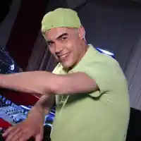 Теди Джорджо дири изгубени грамофонни плочи (Диджеят дава награда от 1000 лева)