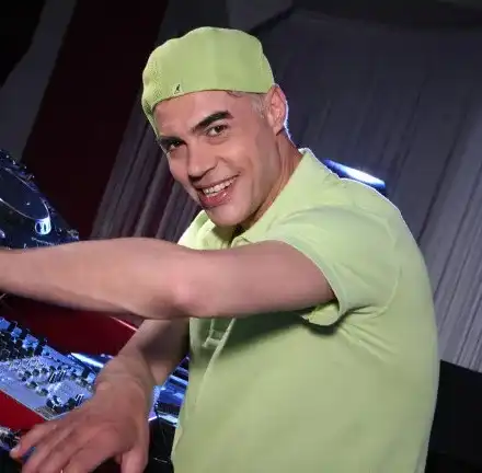 Теди Джорджо дири изгубени грамофонни плочи (Диджеят дава награда от 1000 лева)