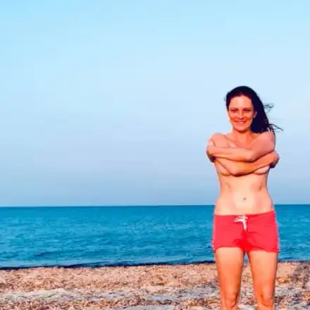 Теодора Духовникова захвърли всички дрехи